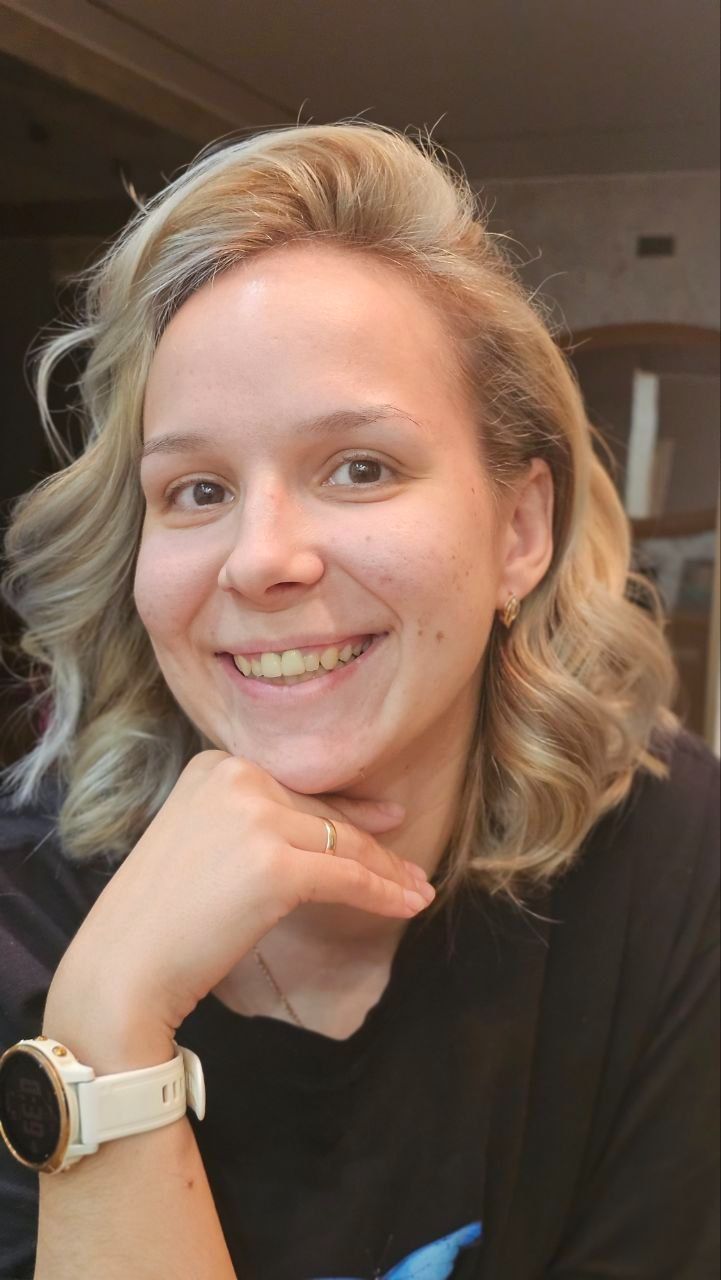 Короткая стрижка, светлые волосы